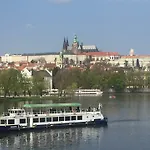 Korea Sisters In Praha